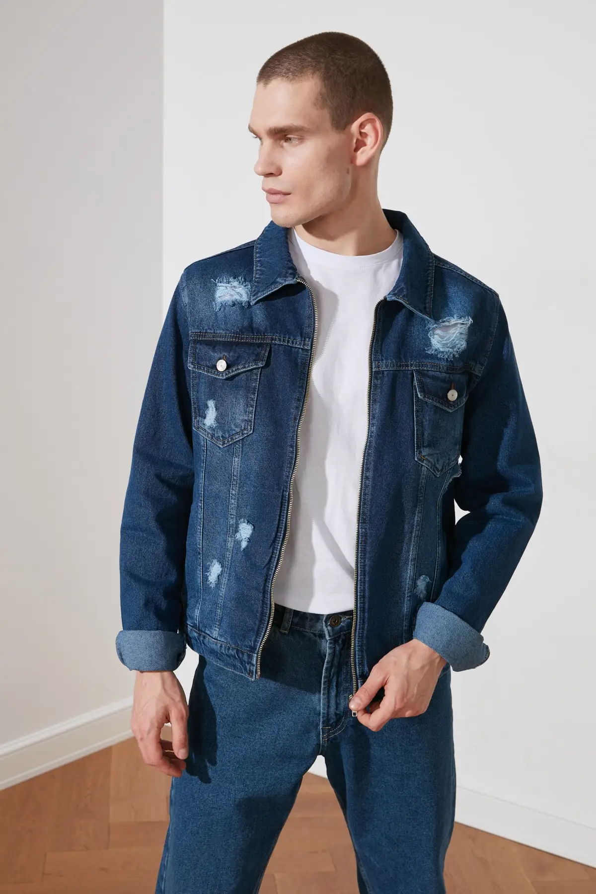 

Trendyol Male Zipper Destroylu Denim Jacket TMNSS21CE0315