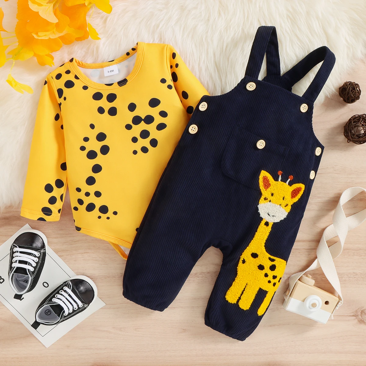 

PatPat 2pcs Baby Boy Giraffe Embroidered Corduroy Overalls and Long-sleeve Graphic Romper Set