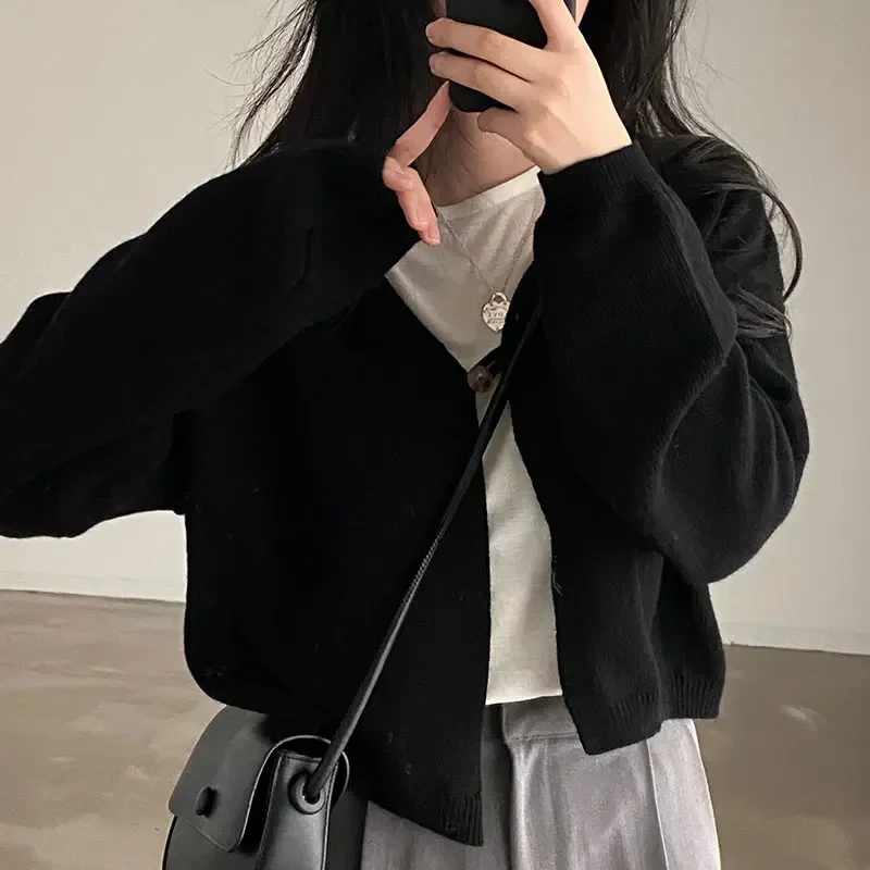 Простой однотонный вязаный кардиган с длинными рукавами и v-образным вырезом