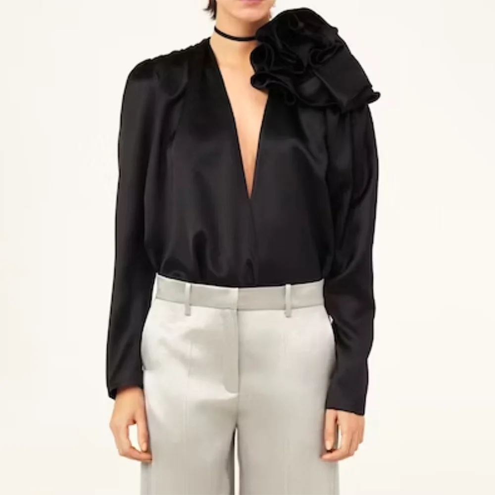 Женская блузка с аппликацией TWOTWINSTYLE белая однотонная составного кроя V-образным