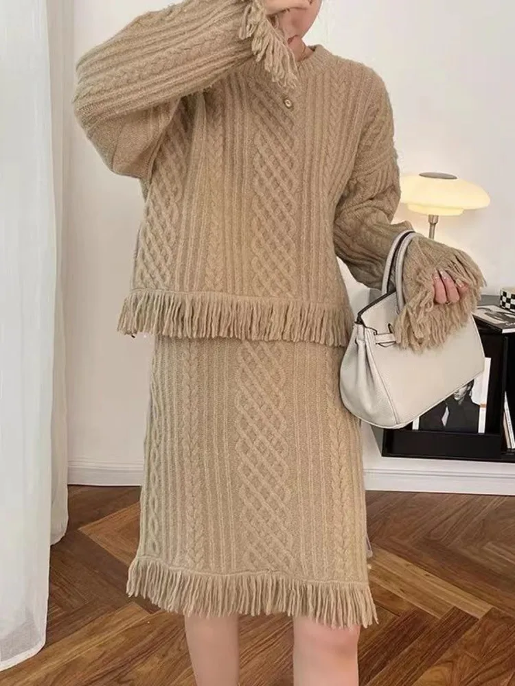 Женский трикотажный костюм с круглым вырезом свитер длинным рукавом и бахромой