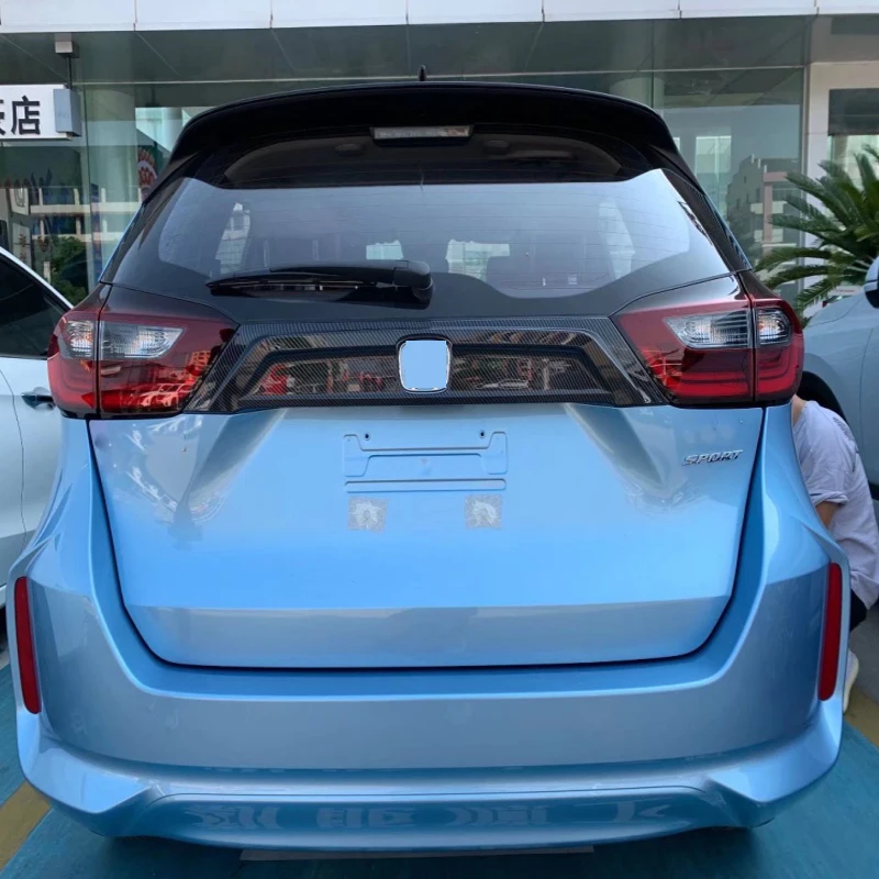 Фото Для Honda Fit Jazz GR 2020 2021 ABS пианино черное углеродное волокно задняя верхняя Крышка багажника Крышка отделка задняя дверь защитная полоса №1