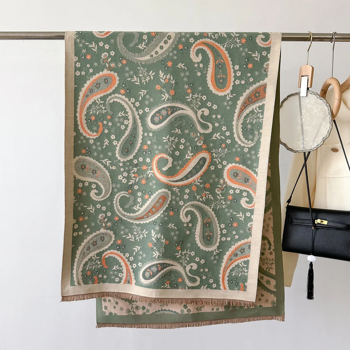 Зимний шарф роскошный теплый из пашмины женский шаль с кисточками и накидка