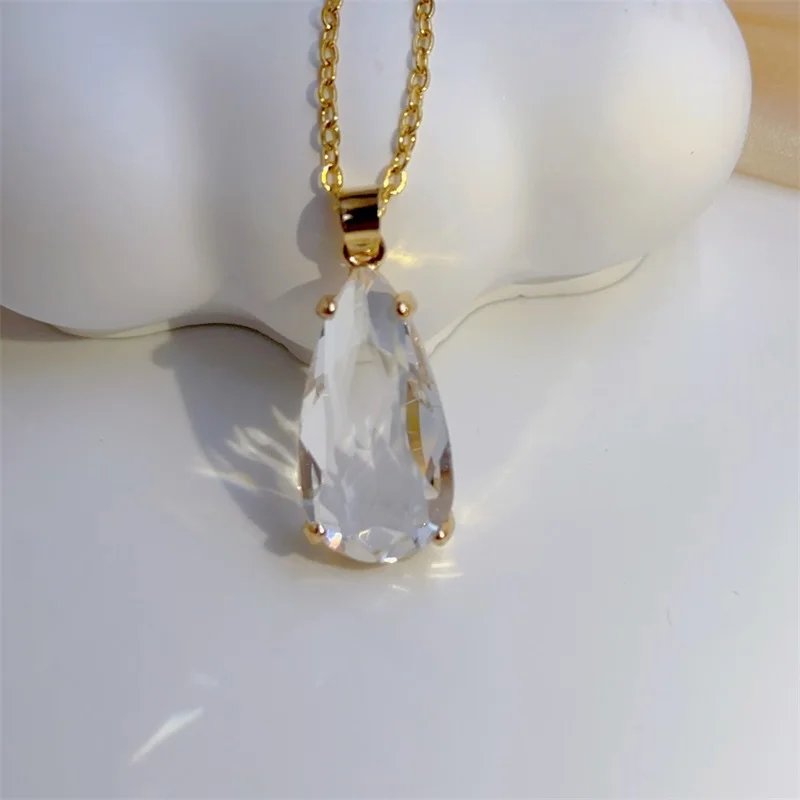 Ожерелье из искусственной кожи с кристаллами