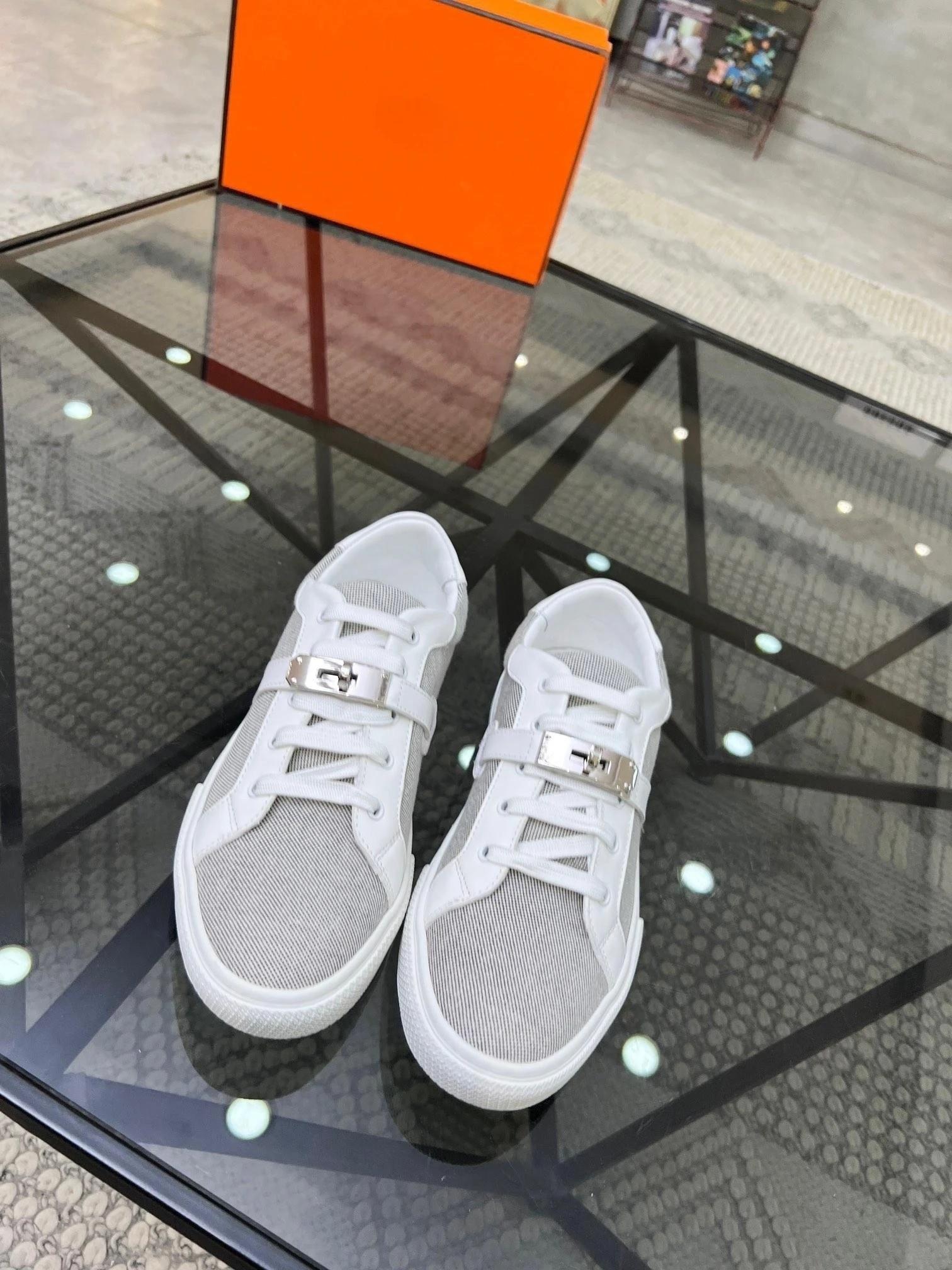 

23 years of summer boutique casual shoes, cowhide splicing canvas to create the upper, comfortable and breathable,