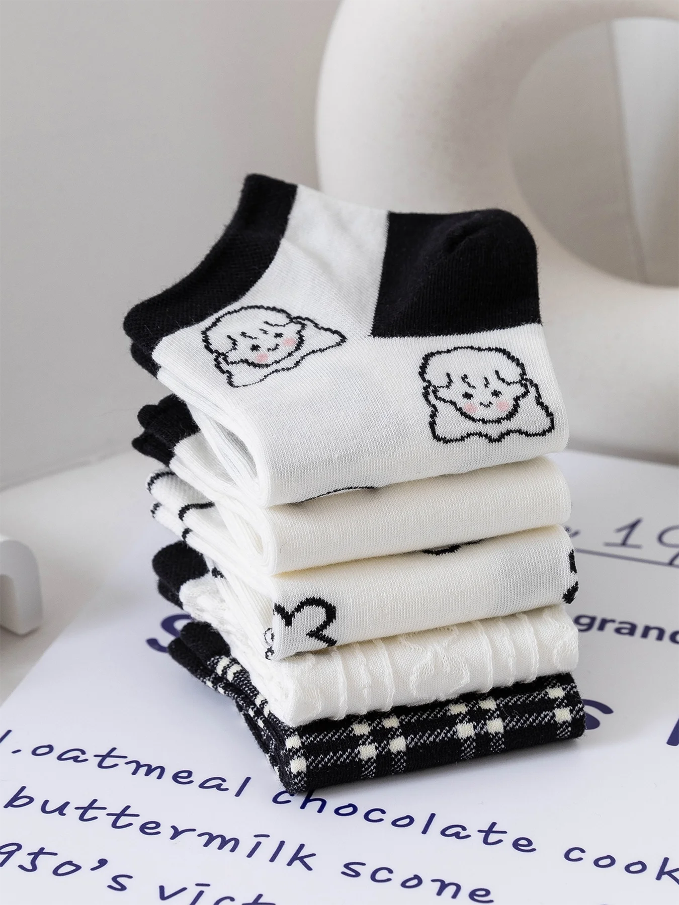 5 Pairs Women Socks Cute Girl Low Tube in Black And White Colour Fashion Famle Comfortable Polyester Cotton Casual Style