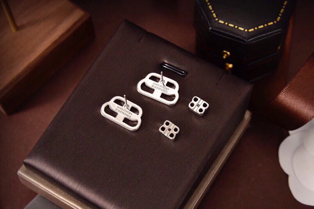 Balenciaga модные серьги