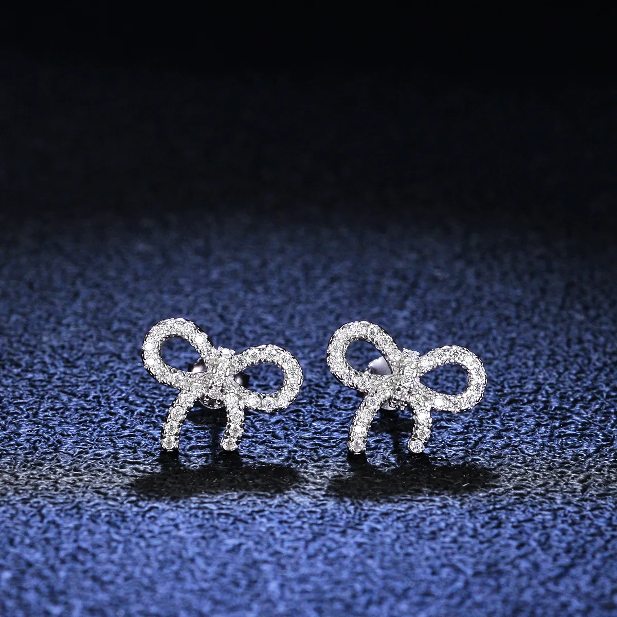 

Женские серьги-гвоздики с бантом из серебра 925 пробы