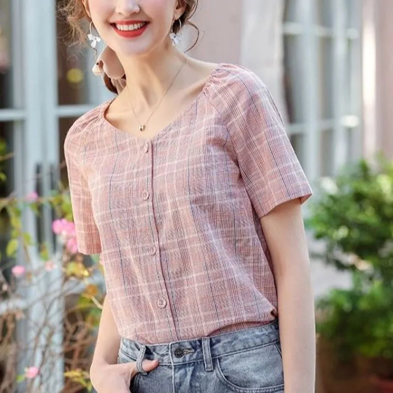 Женская блузка с V-образным вырезом на пуговицах