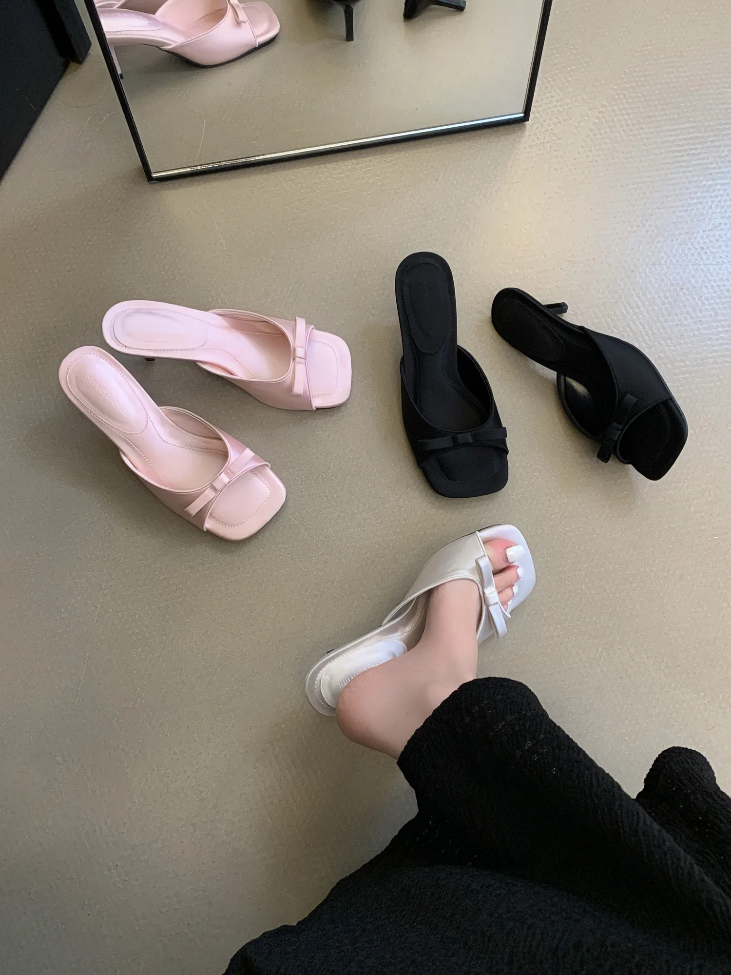 Шлепанцы женские без задника сланцы на тонком высоком каблуке застежки с бантом