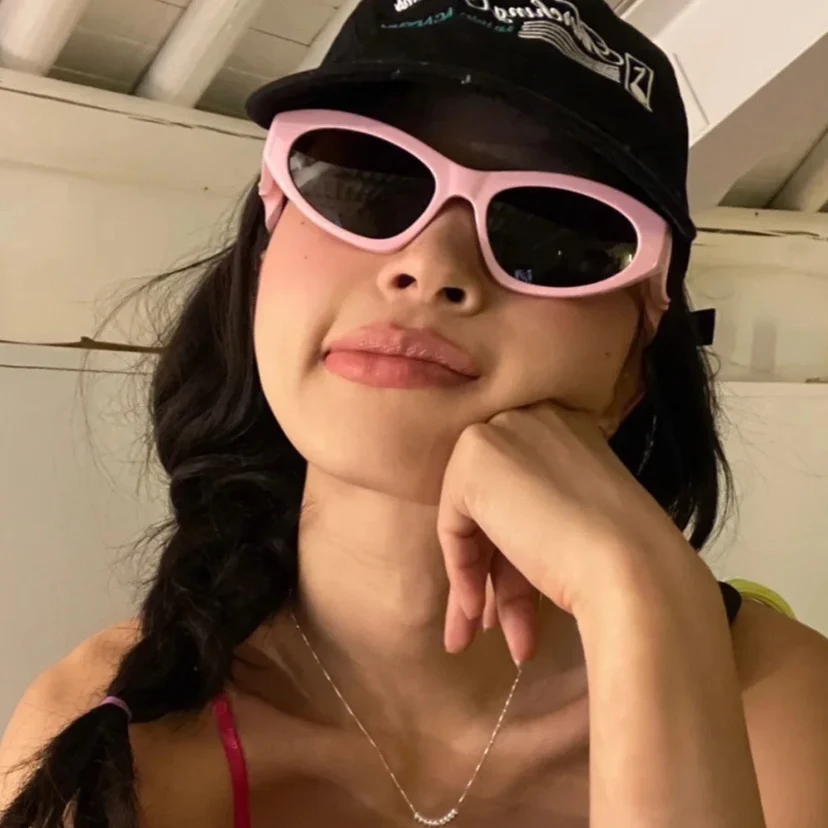 

Girl like cherry blossom pink frame black slice twisted Fried Dough Twists leg decorative sunglasses cat eye sunglasses
