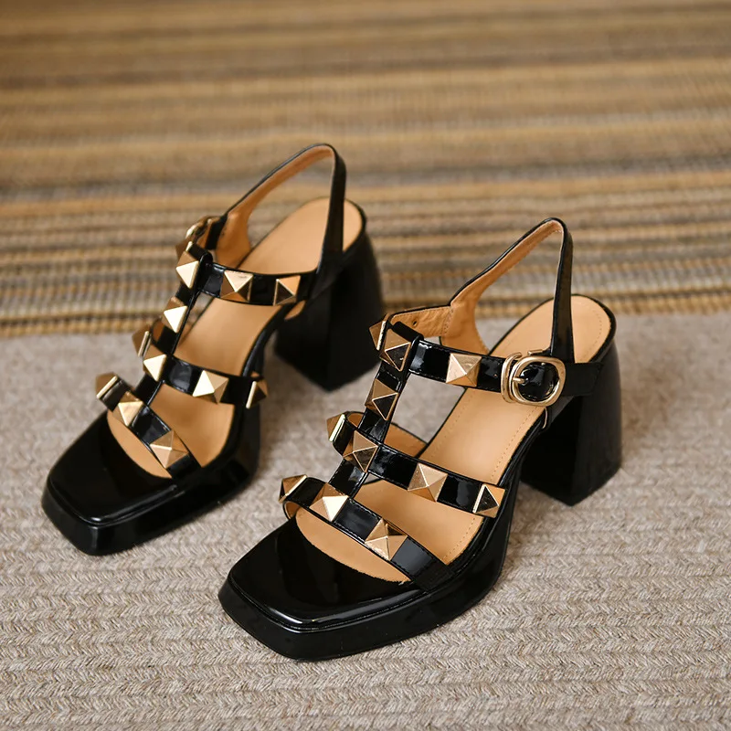

Сандалии женские на высоком каблуке, однотонные босоножки с заклепками, квадратный каблук, открытый носок, обувь в римском стиле, лето