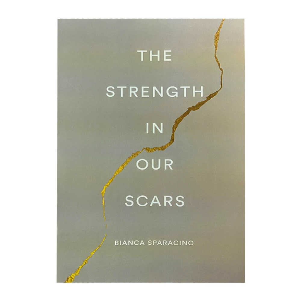 

Книга Bianca Sparacino с надписью The Strength In Our Scars
