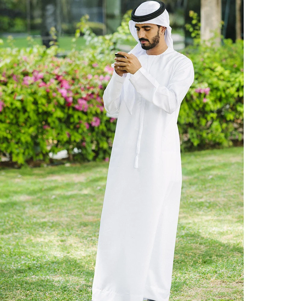 Мусульманские комплекты. Мусульманский костюм мужской. Арабская рубашка. Белые арабы. Араб в белой прозрачной одежде.