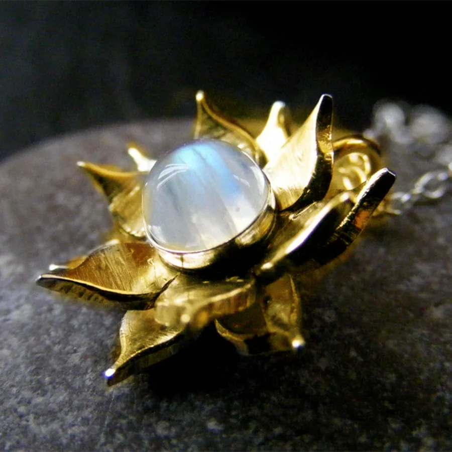 Модное и креативное ожерелье в виде лотоса качестве подарка для женщин на день