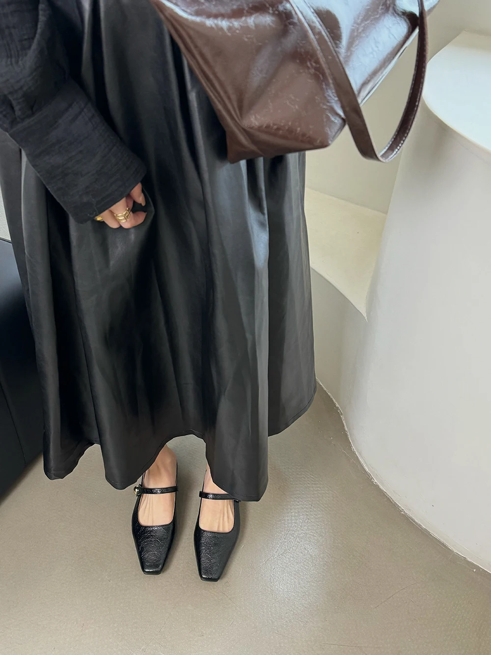 Женские шлепанцы на плоской подошве черные коричневые бежевые или Серебристые