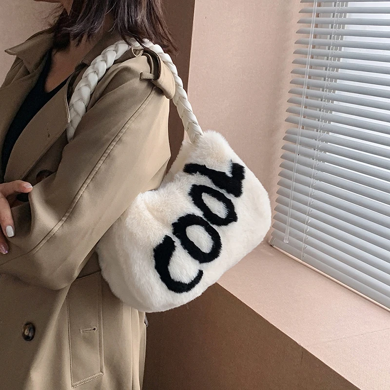 

Модная сумка с буквенным принтом, модная женская сумка, сумка через плечо из кроличьего меха, тканый ремень на плечо, вместительная сумка-то...