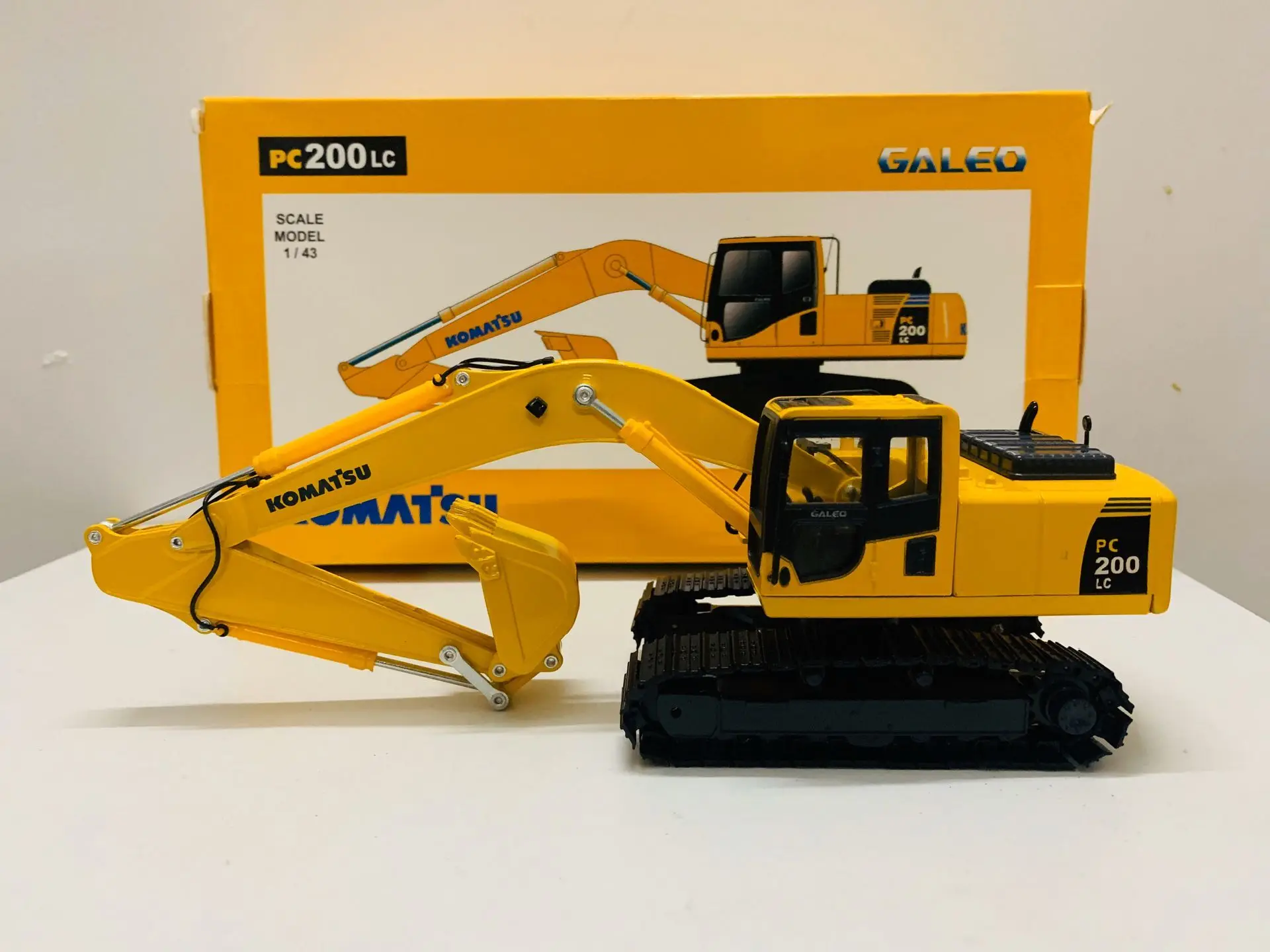 

Komatsu Galeo PC200LC Excavator 1/43 DieCast Construction Machinery Model
