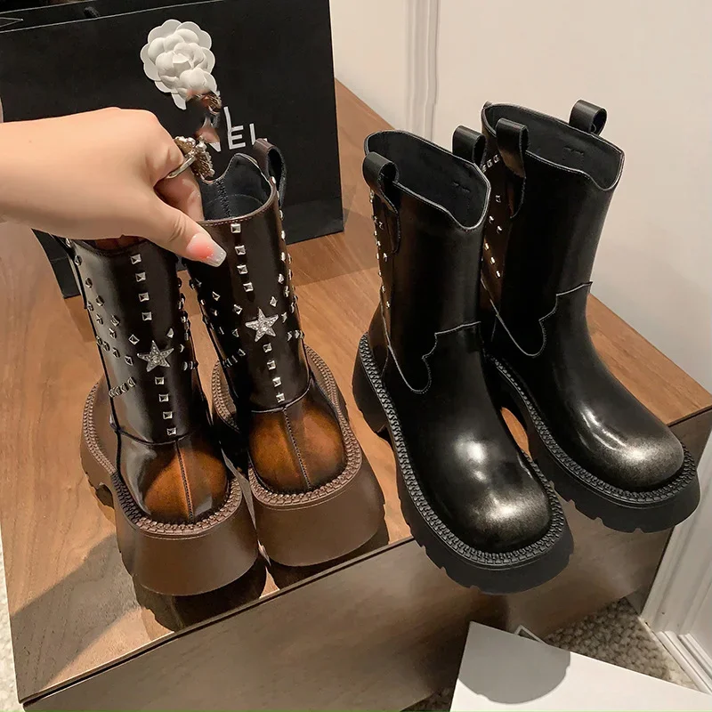 Роскошные короткие сапоги с заклепками и стразами пентаграммой