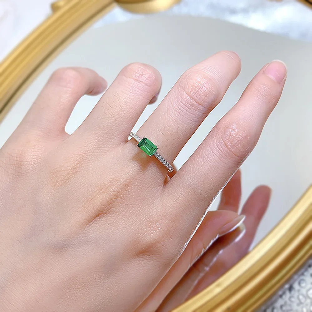 Кольцо женское из серебра 100% пробы с изумрудами 4 Х6 мм