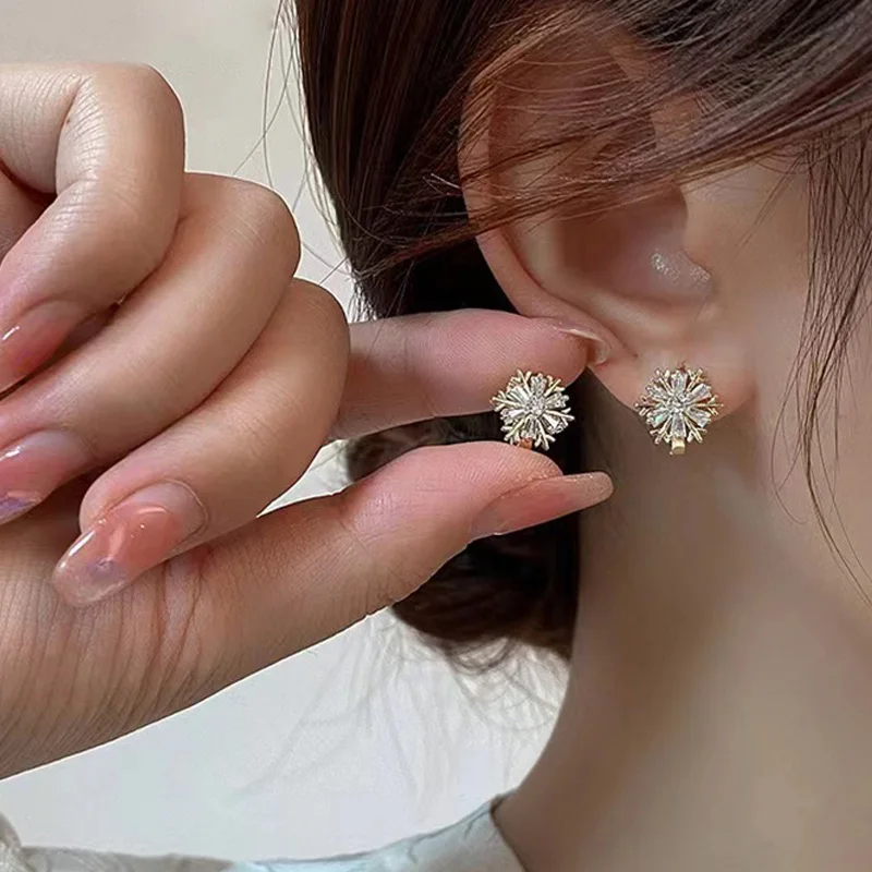 

New Luxurious And Simple Dense Inlaid Zircon Women Earring Gold Plated Earrings Snowflake Ladies Earrings Woman Party Earrings