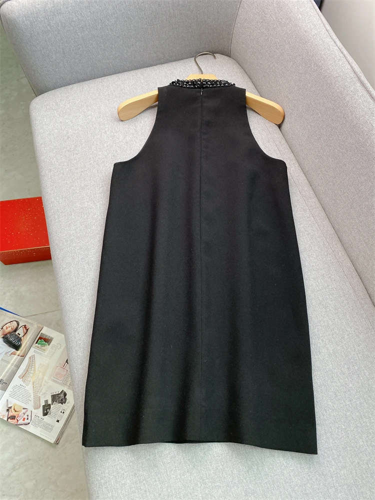 Женское черное короткое платье круглый вырез со стразами без рукавов