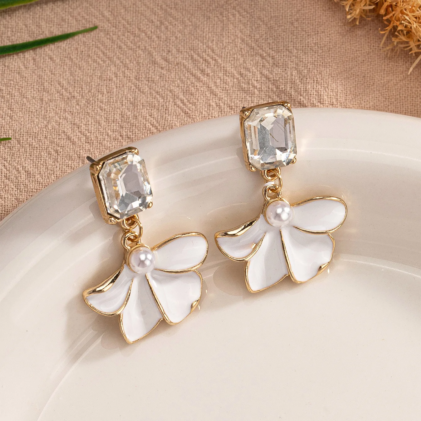 Женские серьги-гвоздики с искусственным жемчугом