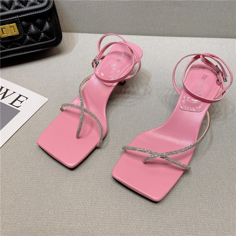 

Яркие цвета; Летние босоножки с раздельным носком; Туфли-лодочки на тонком высоком каблуке; Вечерние туфли; Женская кожаная модельная обувь ...