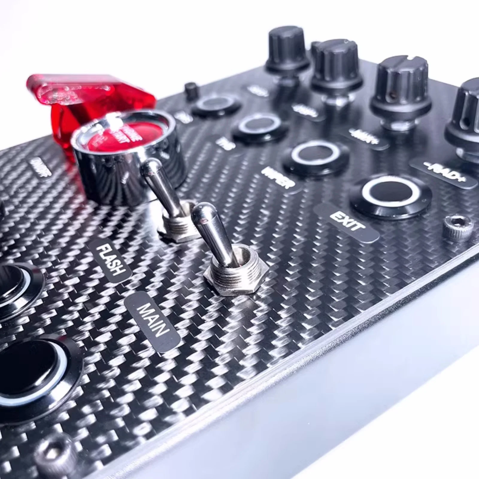 SIMDT имитирует центральный блок управления гоночным автомобилем концентратор