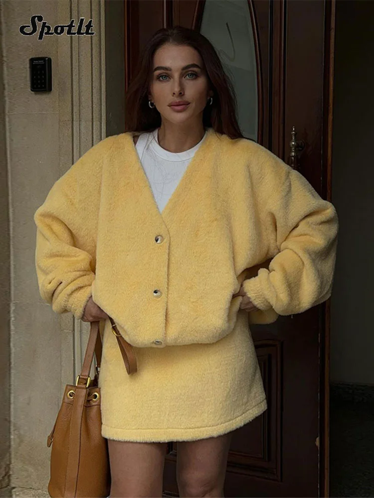 Женский комплект с мини-юбкой желтый Пушистый свитер на пуговицах высокой талией