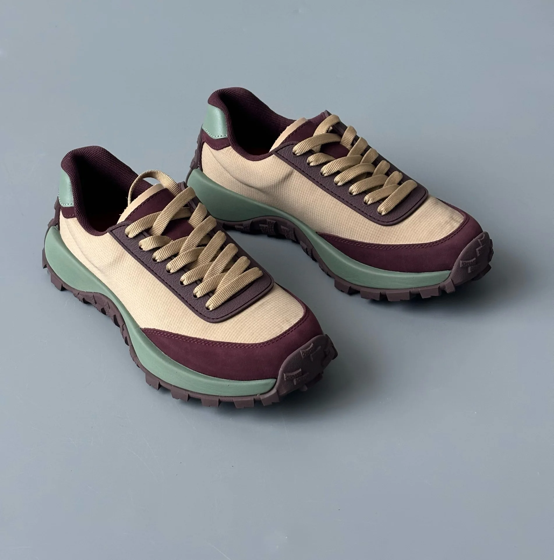 Женские кроссовки Maxdutti с цветными блоками из натуральной кожи