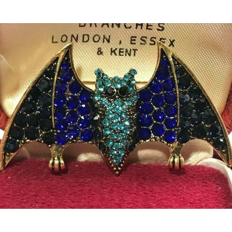 Брошь в виде летучей мыши на Хэллоуин