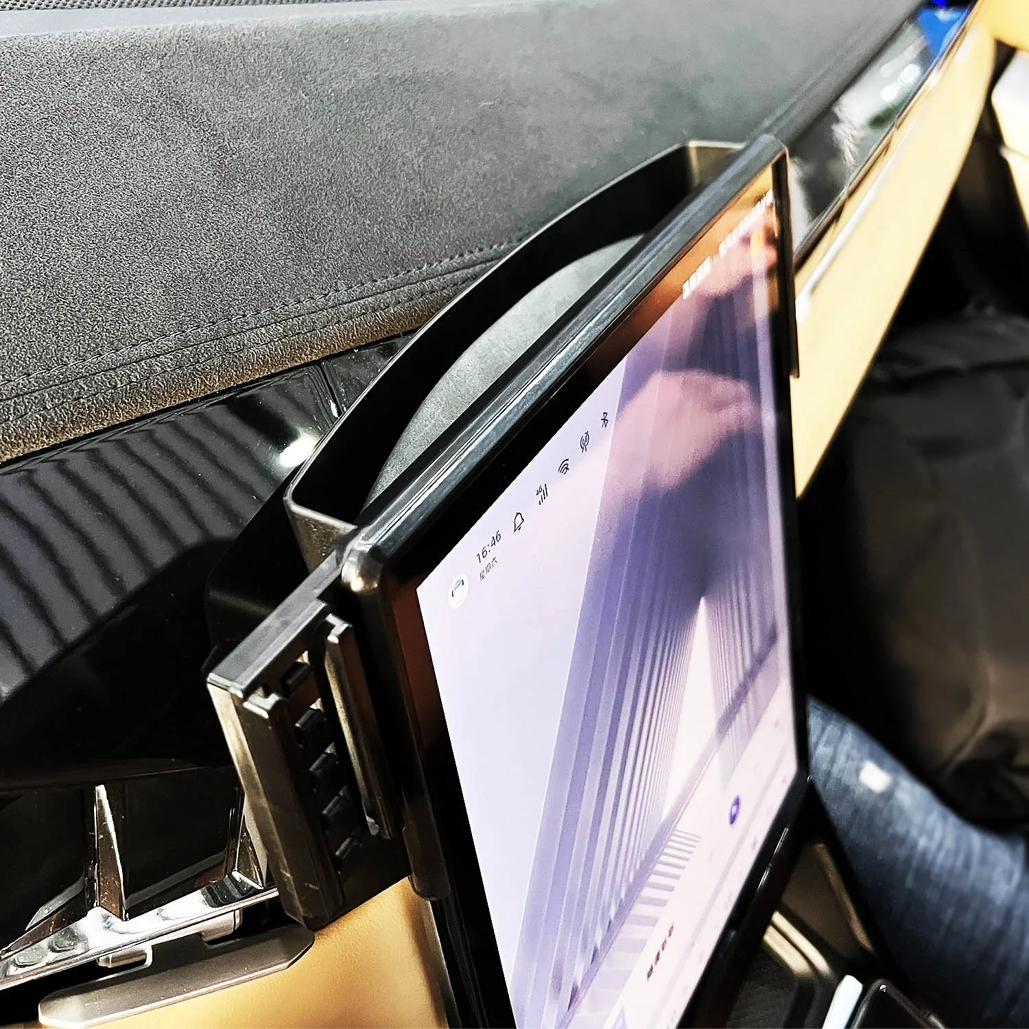 Фото Держатель для телефона Geely Starray Atlas 2024, Беспроводная зарядка с фиксированным основанием №2