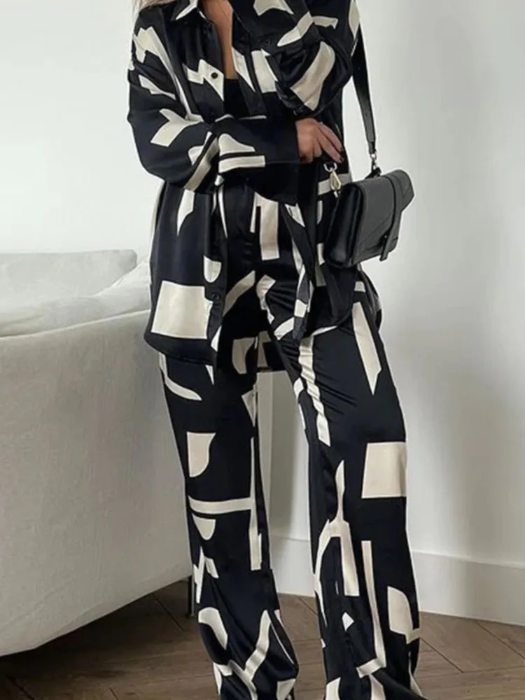 Женский брючный костюм с принтом черная или белая рубашка длинным рукавом и