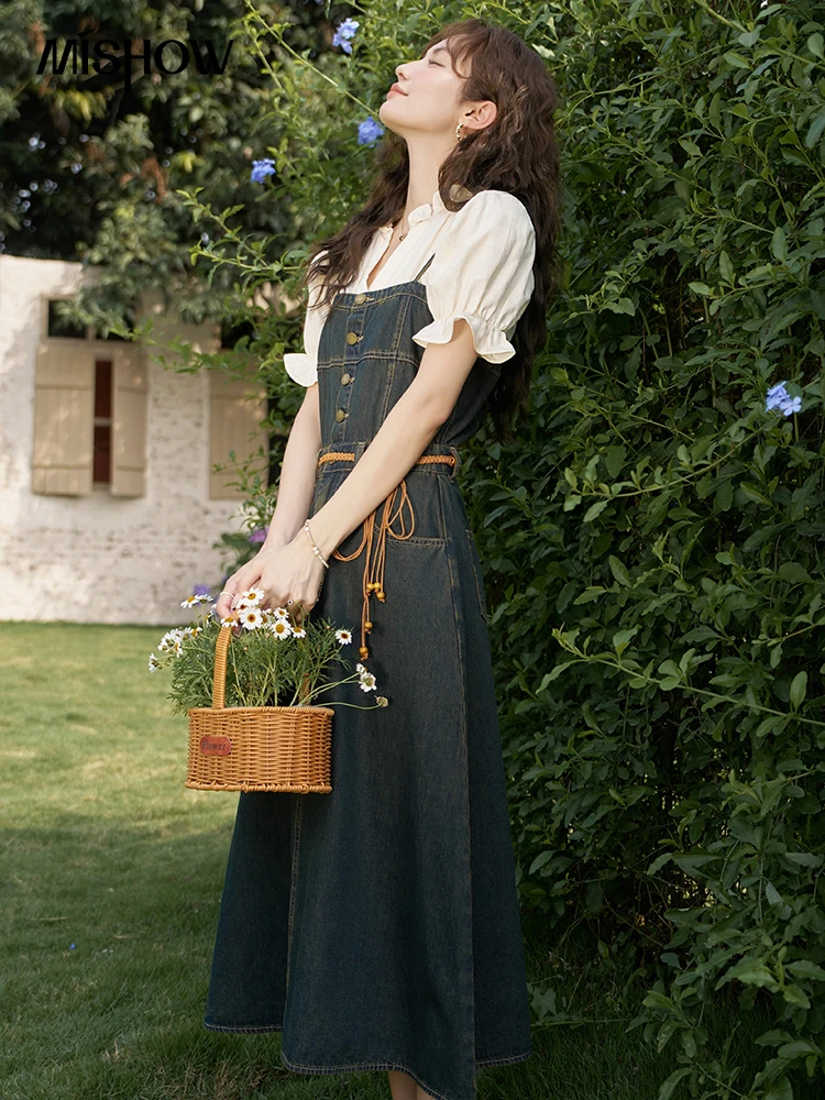 MISHOW Джинсовое платье на подтяжках Парный комплект блузки отдельно 2024 летнее с