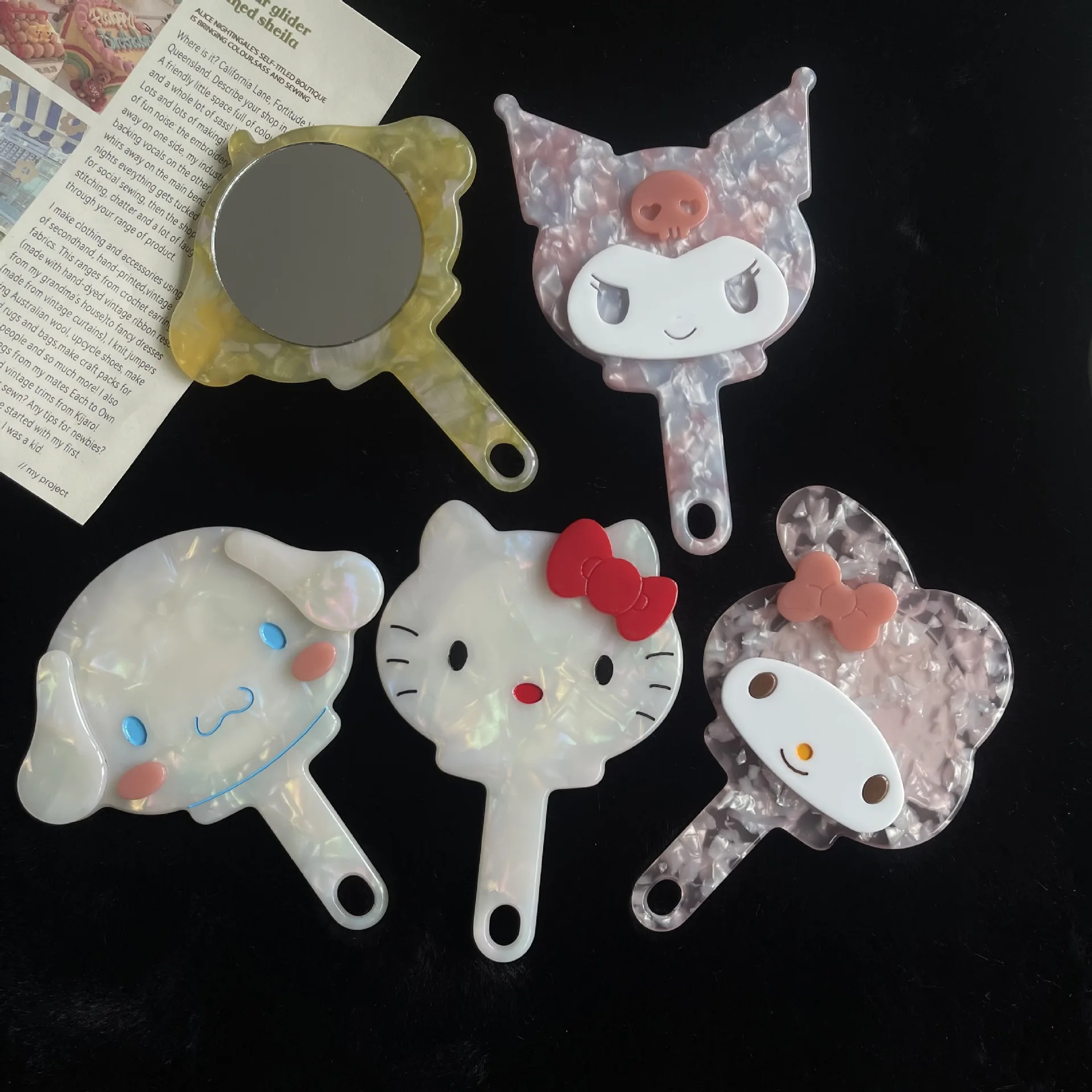 

Кавайное зеркало My Melody Cinnamoroll Kuromi аниме Sanrioed с милыми мультяшными ручками, студенческое портативное зеркало для макияжа, подарок на день рождения