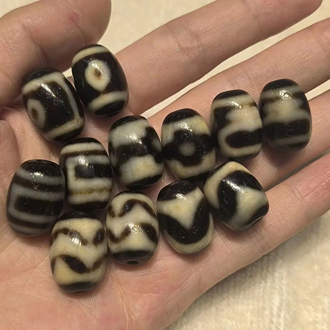 1pcs/lot natural agate dzi Black gray Rare varieties Multiple patterns Weathered lines Accessories jewelry Ethnic style precious