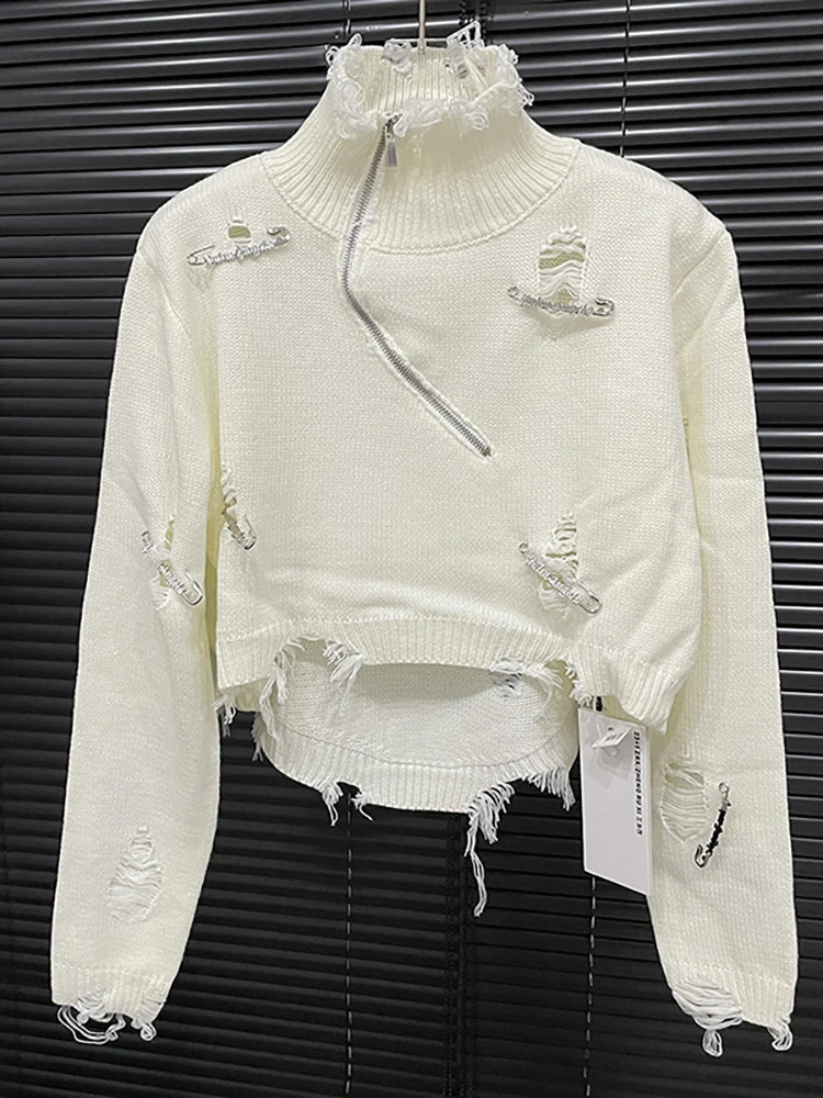 Женская водолазка в стиле пэчворк с рваными отверстиями