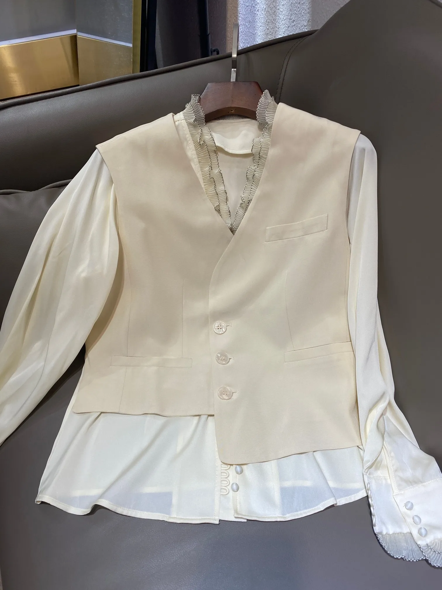 

The new waistcoat shirt two-piece loose version has a fan and fashionable retro sense full