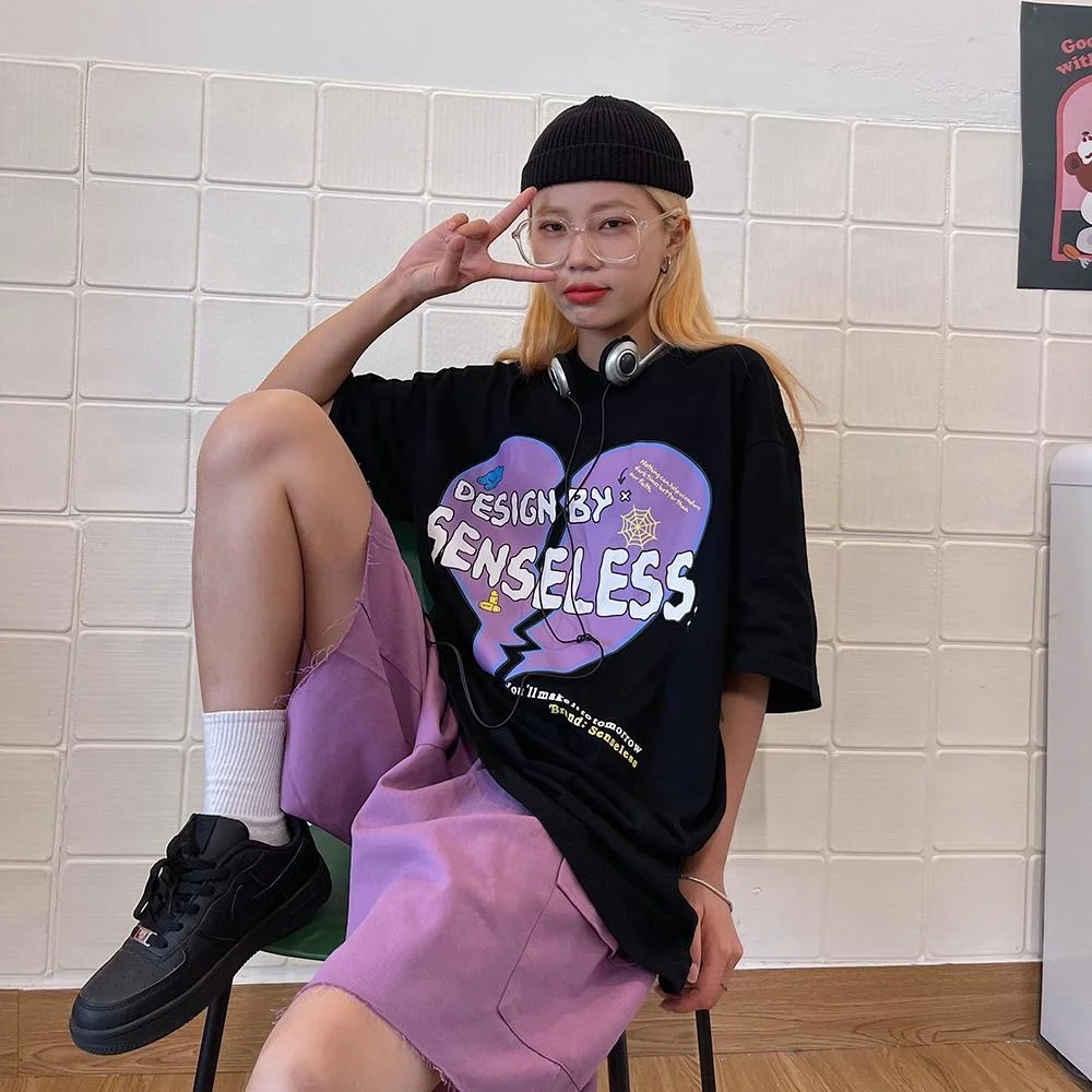 Женская футболка с коротким рукавом круглым вырезом и принтом |