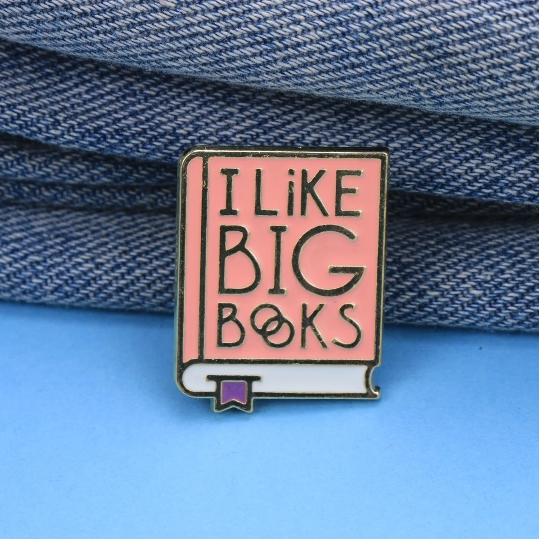 Фото Металлический значок-брошь с эмалевым покрытием и надписью «I Like Big Books», в форме розовой книги с мультяшными буквами, в стиле панк для книголюбов, для курток №3