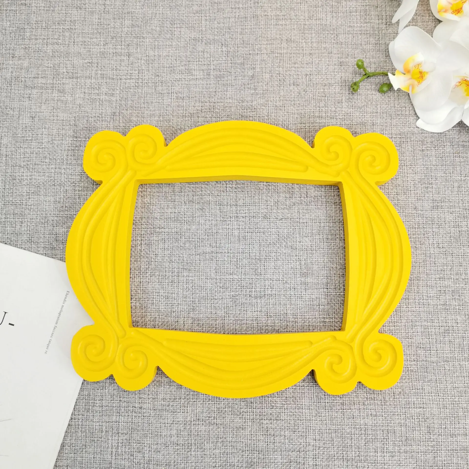 

Frame Wood zk30 TV Series Friends Handmade Monica Door Yellow Photo Frames Collectible Home Decor Collection Cosplay Gift
