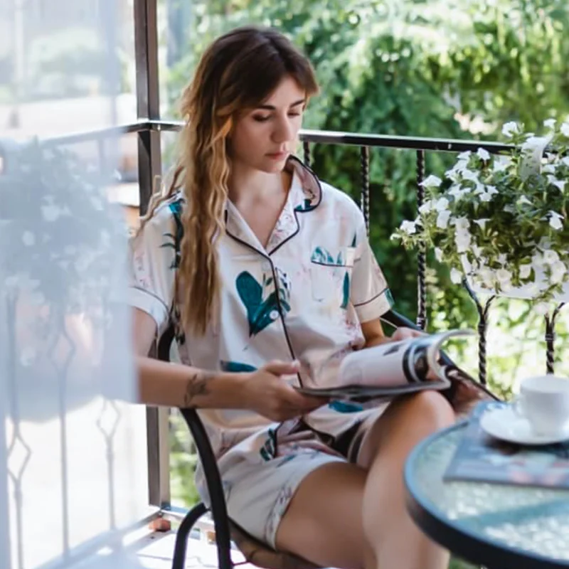 

Conjuntos de duas peças de verão para mulheres, roupa de dormir de cetim de seda, gola virada para baixo, estampado com manga