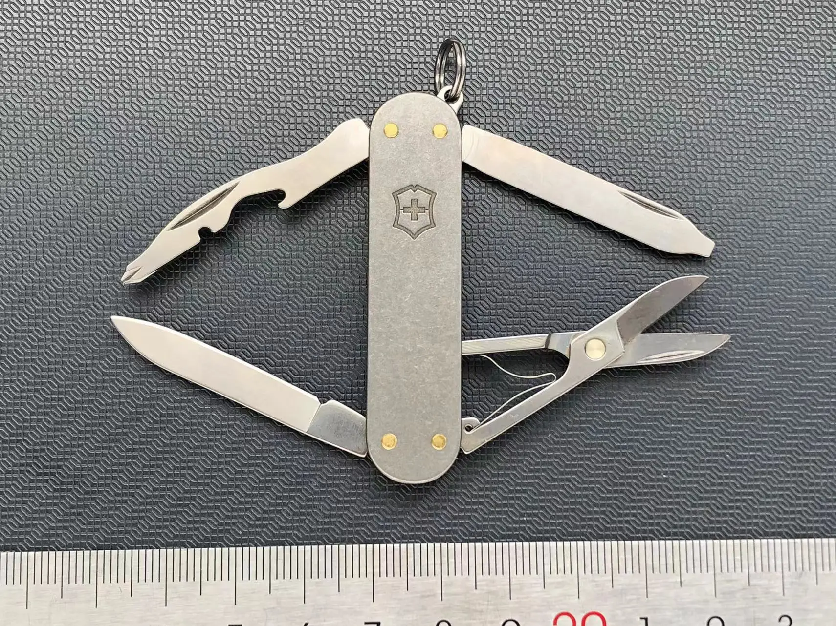 

Custom Swiss Army Knife VICTORINOX 58MM TC4 Handle 0.6363 Rambler