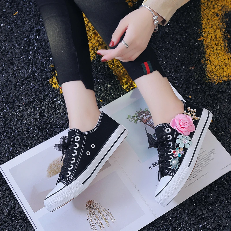 2023 Wholesale Spring and Summer Women's Canvas Shoes Small White Shoes Women's Low Top Handmade Customized Flower Casual Shoes