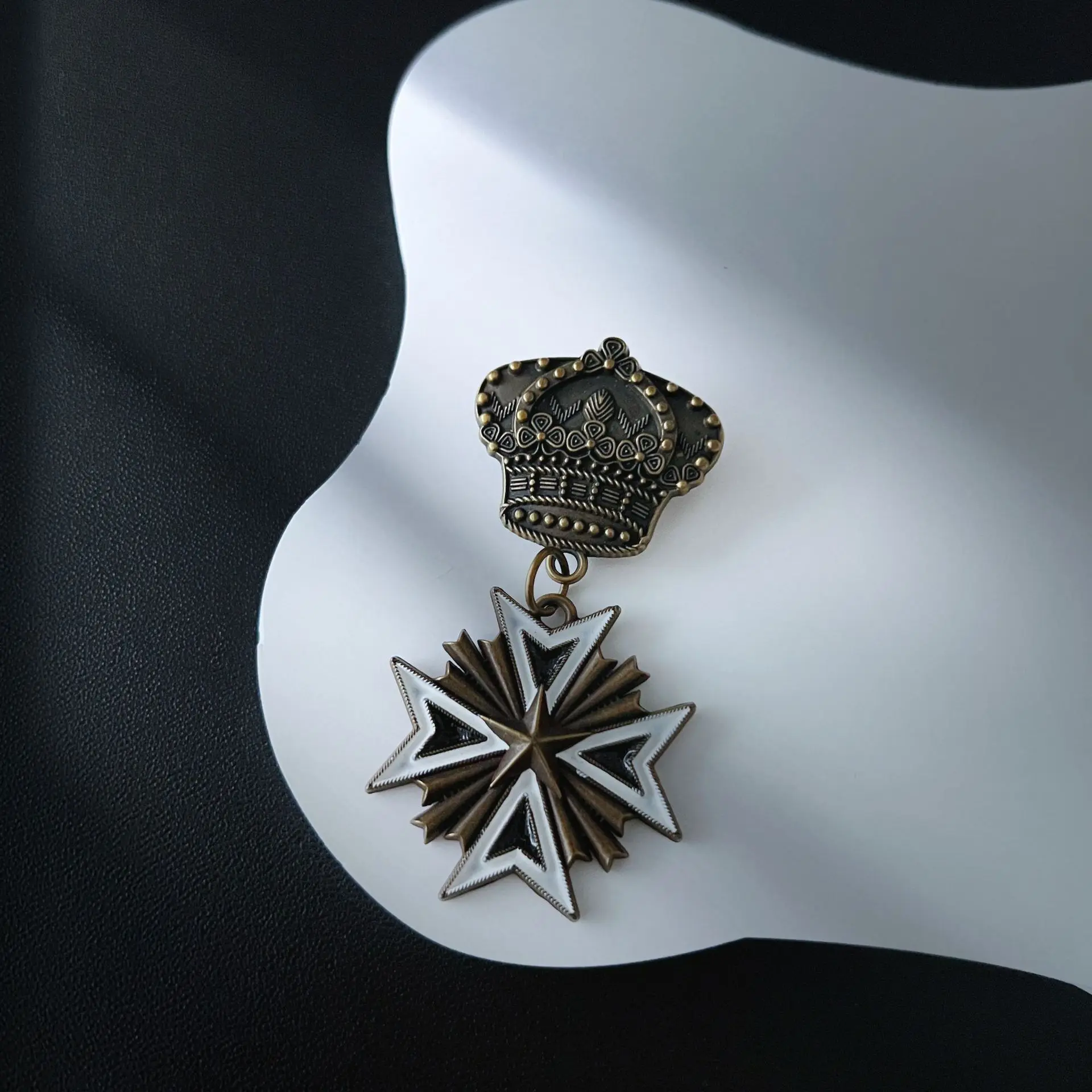 

Металлическая брошь в форме сердца