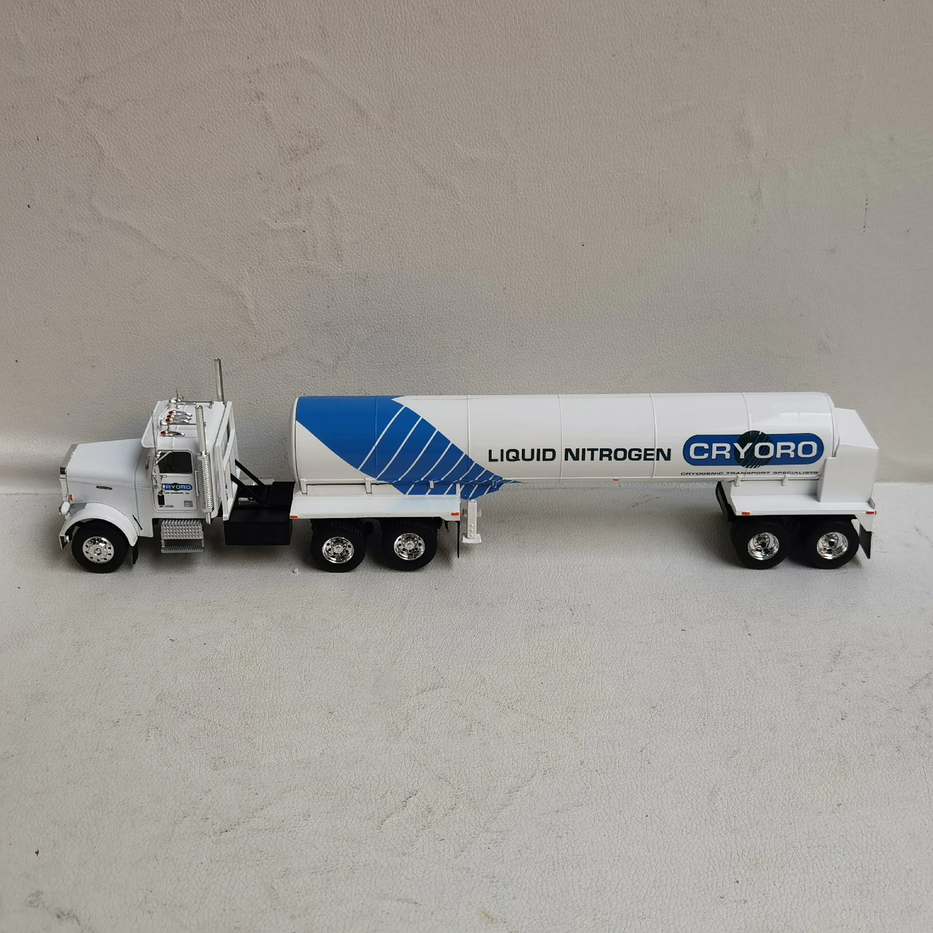 Масляный танкер XO масштаб 1:43 FREIGHTLINER FLC120