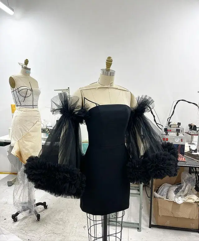 

Little Black Dress Strapless Short Prom Cocktail Dresses with Clound Long Sleeve Mini Red Carpet Evening Party Dress Wear