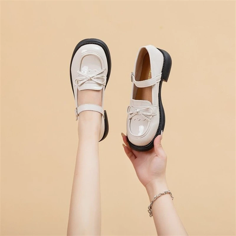 Женские туфли из ПУ кожи с круглым носком на застежке