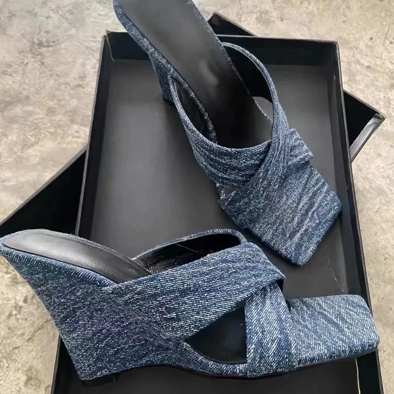 Тапочки на танкетке с квадратным открытым носком джинсовые шлепанцы